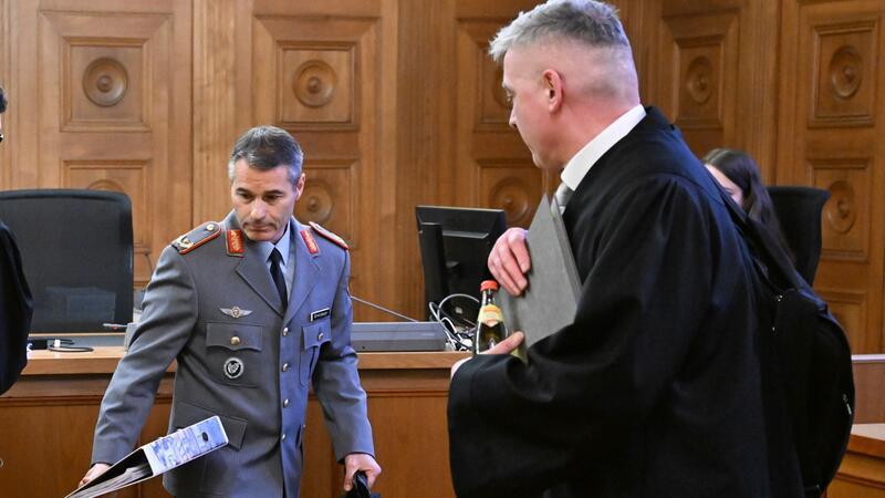 Der ehemalige KSK-Kommandeur, Brigadegeneral Markus Kreitmayr (l), im Gerichtssaal in Tübingen.