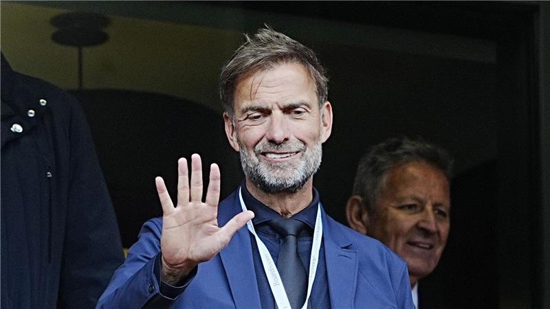 Der ehemalige Liverpooler Trainer Jürgen Klopp feierte auf der Ehrentribüne mit.