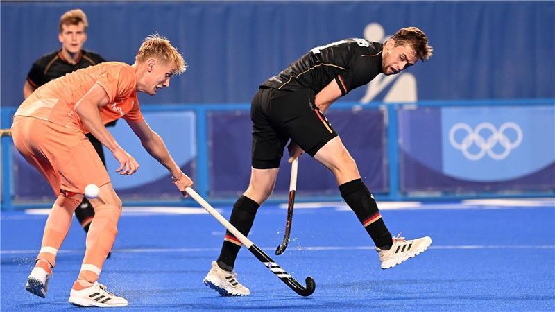 Der ehemalige Nationalspieler Constantin Staib (r.) schoss seinen UHC zum Hallentitel.