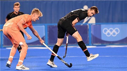 Der ehemalige Nationalspieler Constantin Staib (r.) schoss seinen UHC zum Hallentitel.