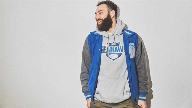 Der ehemalige Obdachlose Dominik Bloh ist mit seinem autobiografischen Roman über das Leben auf der Straße zu Gast im Fleth-Raum.