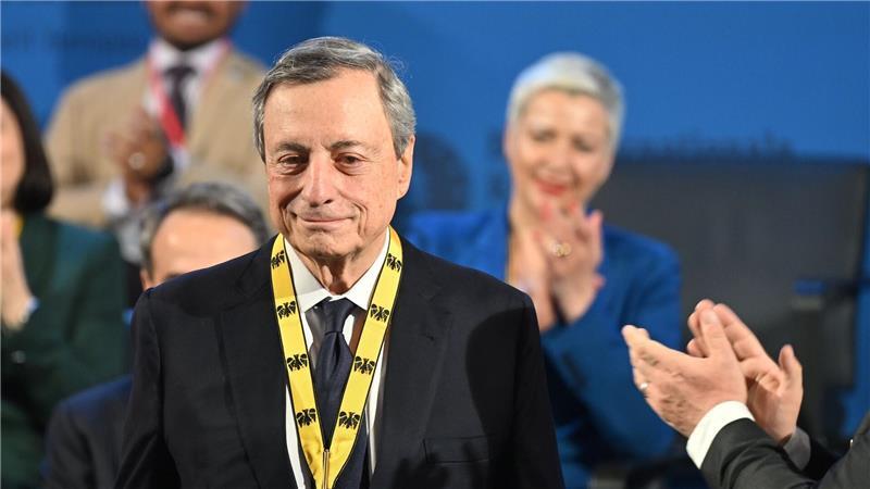 Der ehemalige Präsident der Europäischen Zentralbank (EZB) ist in Aachen mit dem Karlspreis ausgezeichnet worden. 