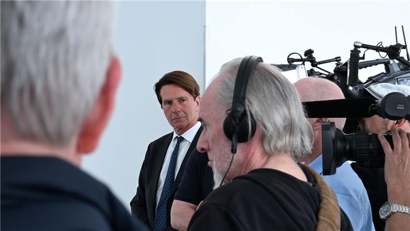 Der ehemalige Regierungssprecher Béla Anda (Mitte) macht künftig Öffentlichkeitsarbeit für die in Hamburg vor Gericht stehende Unternehmerin Christina Block. (Archivbild)