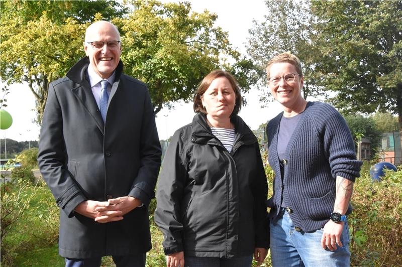 Der ehemalige Schulleiter und  schulfachliche Dezernent des Regionalen Landesamtes für Schule und Bildung Axel Keusemann, Lehrerin der ersten Stunde Sabine Iffland und Schulleiterin Josephine Friede. Foto: Felsch