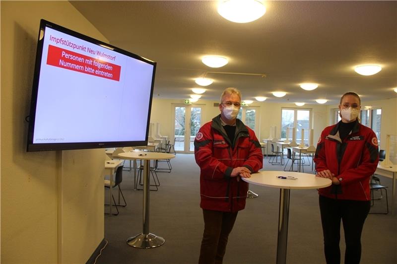 Seniorenheim in Neu Wulmstorf ist jetzt Impfzentrum Der ehemalige Speiseraum des Seniorenheims am Marktplatz ist zum Warteraum für die Impflinge umgerüstet worden. Nadine Fischer, Leiterin des Johanniter-Impfzentrums, und Ralf Bobert vom Impfteam sind vorbereitet auf den Ansturm. Heute um 11
