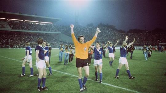 Der ehemalige Torhüter von Sachsenring Zwickau und der DDR-Nationalmannschaft, Jürgen Croy, bejubelt mit seinen Teamkollegen 1974 bei der WM den Sieg über die BRD.