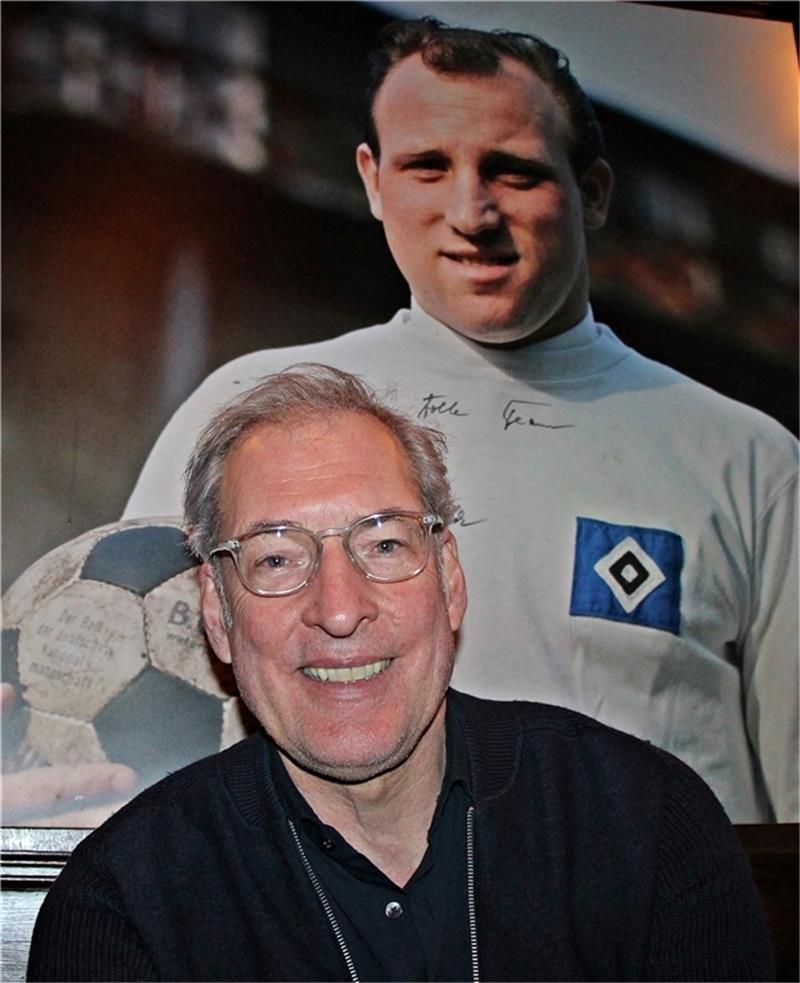 Der ehemalige Torwart der HSV-A-Jugend wollte gern vor dem Bild von Uwe Seeler in der HSV-Kneipe „Windschirm“ am Hallerplatz fotografiert werden. Foto: Dagmar Gehm