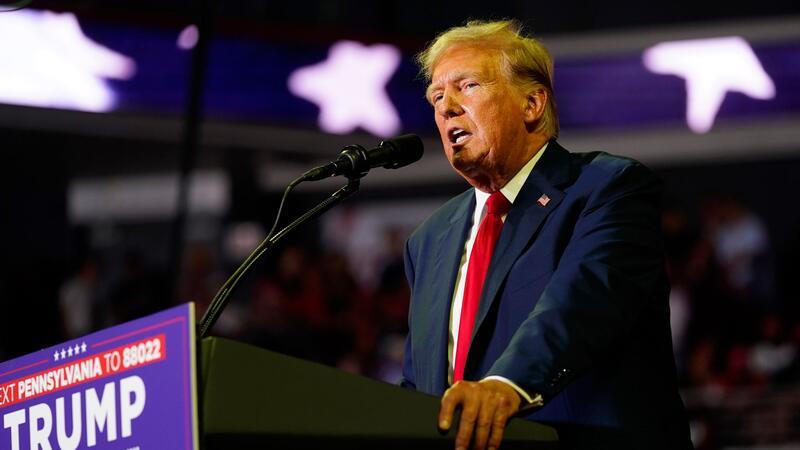 Wirtschaftsnobelpreisträger warnen vor Wiederwahl Trumps Der ehemalige US-Präsident Donald Trump spricht bei einer Wahlkampfveranstaltung an der Temple University.