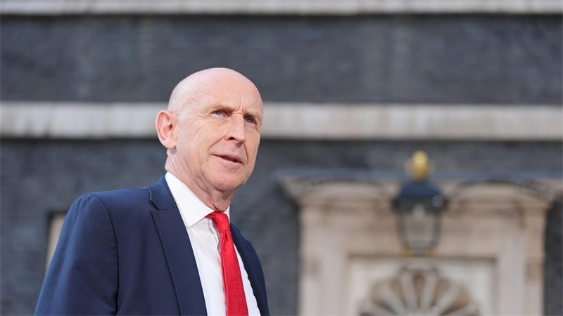 Burnham startet mit Überraschungen im Kabinett Der ehemalige Verteidigungsminister John Healey ist nun Finanzminister.