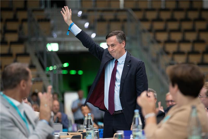 David McAllister spricht in Fredenbeck Der ehemalige niedersächsische Ministerpräsident David McAllister winkt beim Landesparteitag der CDU Niedersachsen. Foto: Friso Gentsch/dpa