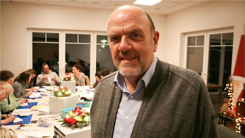 Der ehrenamtliche Leiter des Nikolausbüros, Hubert Weddehage, beantwortet im Team die Post an den Nikolaus.