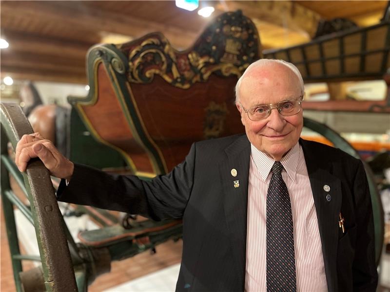 Jork: Museumsvater Bohlmann geht nach 32 Jahren – Nachfolgerin steht fest Der ehrenamtliche Museumsleiter Dieter-Theodor Bohlmann (85) sagt Tschüss: Nach seiner Verabschiedung lässt sich der Stader vor dem Prunkstück des Museum Altes Land in Westerjork ablichten. Das einspännige Karriol (um 1800) war eines der er