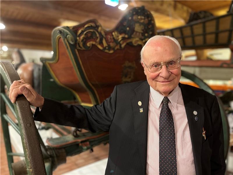 Der ehrenamtliche Museumsleiter Dieter-Theodor Bohlmann (85) sagt Tschüss: Nach seiner Verabschiedung lässt sich der Stader vor dem Prunkstück des Museum Altes Land in Westerjork ablichten. Das einspännige Karriol (um 1800) war eines der er