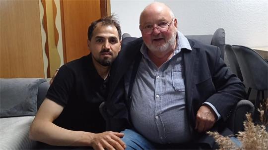 Der ehrliche Finder Mohammed Kashif und Dirk Müller nach der Übergabe des Portemonnaies.