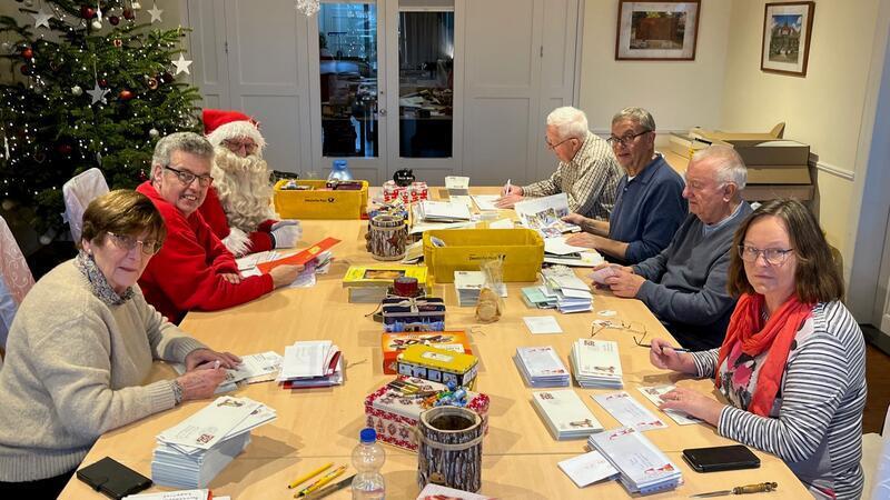 Der eigentliche Chef schaut kurz herein: das Vormittagsteam im Christkindpostamt Himmelpforten mit dem Weihnachtsmann.