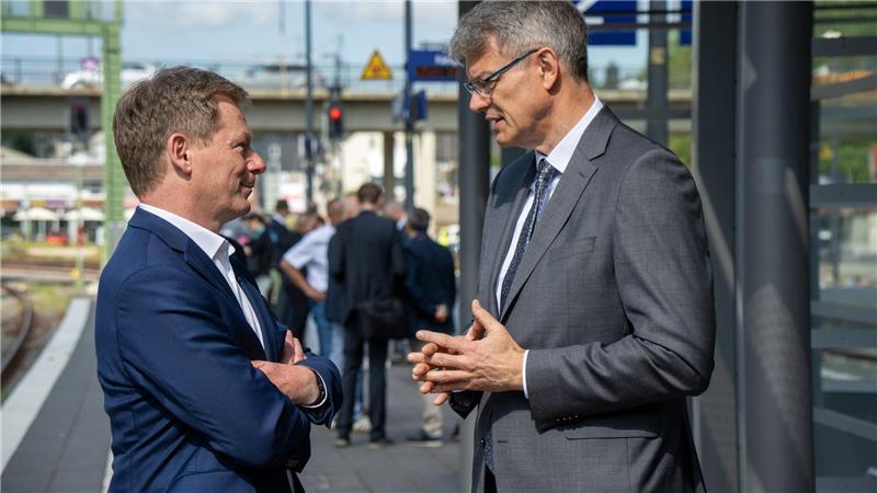 Vor diesen Herausforderungen steht der künftige Bahn-Chef Der eine geht, der andere bleibt: Noch-Bahnchef Lutz und Verkehrsminister Schnieder.