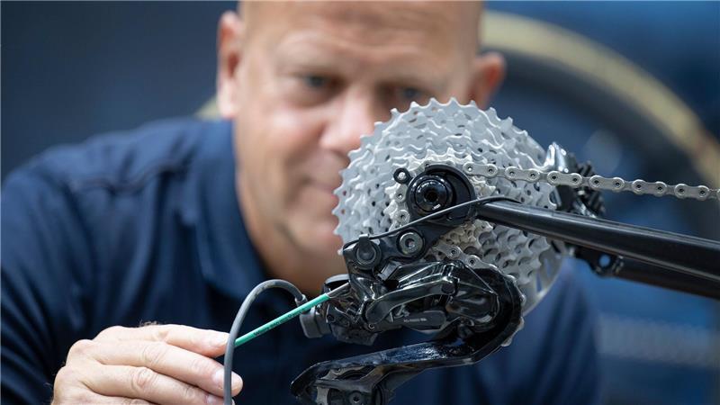 Ohne Motor geht nichts: E-Bikes sollen Fahrradbranche retten Der einfache Drahtesel war früher: In modernen Rädern wird Hi-End-Technik verbaut.