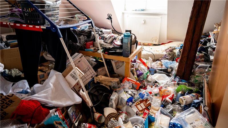 Letzte Spuren - vom Alltag einer Tatortreinigerin Der einsame Tod in den heimischen vier Wänden geht Lotze auch nach ihren vielen Berufsjahren noch nach.