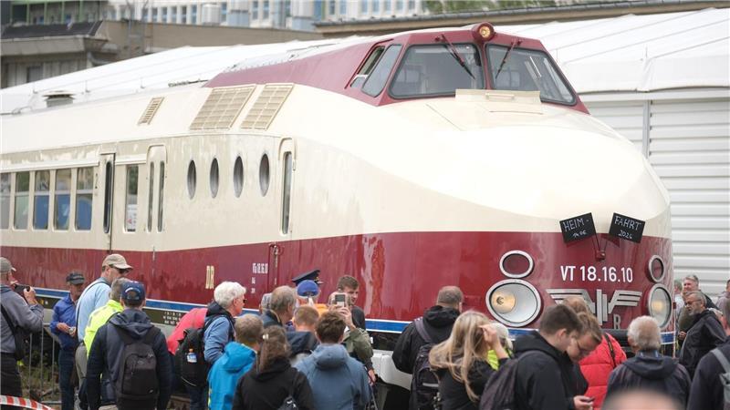 Legendärer DDR-Schnellzug ist zurück Der einstige Prestigezug der Deutschen Reichsbahn fährt in den Bahnhof in Radebeul-Ost ein.