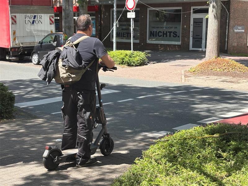 Wie rücksichtslos sind E-Scooter-Fahrer? Ein Check in Stade und Buxtehude Der elektrisch betriebene Roller hat sich als Verkehrsmittel etabliert und ist auch bei Erwachsenen beliebt: Auf dem Bild in der Bahnhofstraße in Buxtehude ist offenbar ein Handwerker damit unterwegs.