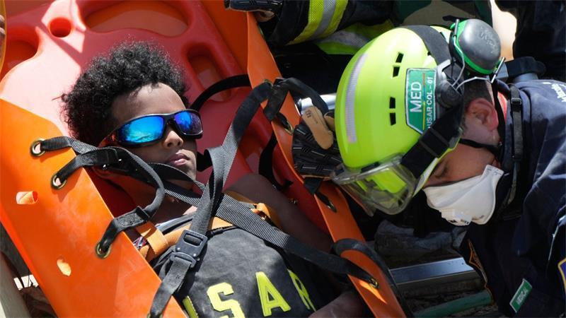 Kampf gegen die Zeit in Venezuela - Papst zeigt Anteilnahme Der elfjährige Moisés Calzadilla wurde drei Tage nach dem Beben im Bundesstaat La Guaira lebend geborgen.