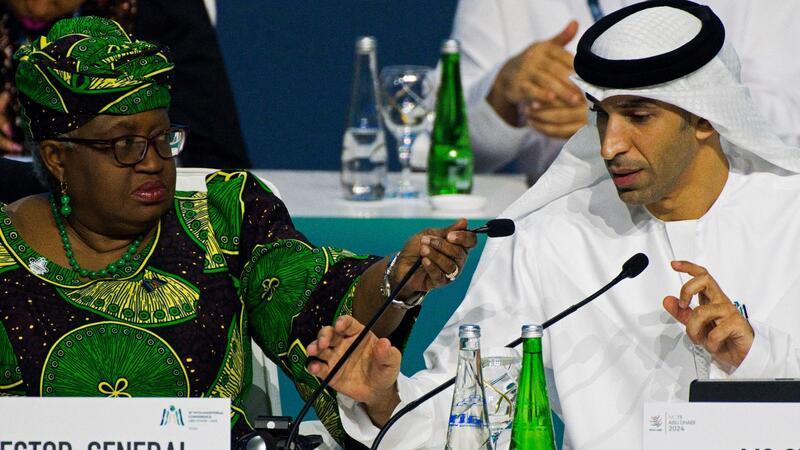 Wenig Einigkeit bei WTO-Tagung in Abu Dhabi Der emiratische Staatsminister für Außenhandel, Thani bin Ahmed al-Zeyoudi, sitzt neben der Generaldirektorin der Welthandelsorganisation, Ngozi Okonjo-Iweala, beim 13. Ministertreffen der Welthandelsorganisation.