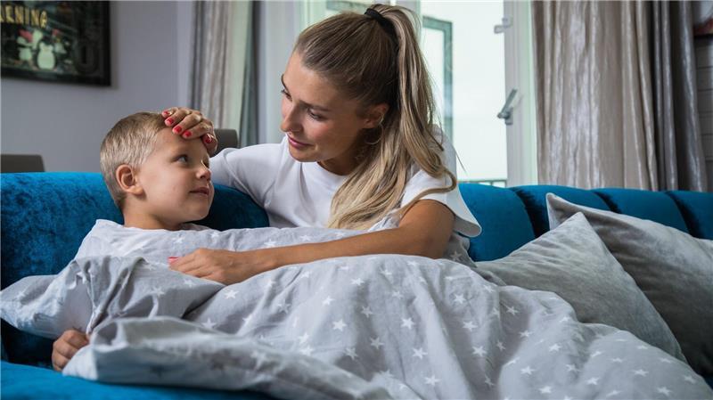 Typische Kinderkrankheiten im Überblick Der enge Körperkontakt zwischen Eltern und Kind sorgt zusätzlich für ein Ansteckungsrisiko.