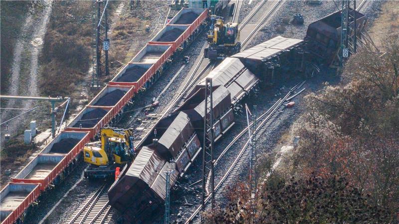 Der entgleiste Güterzug lag nach dem Unfall in einem Gleisbett. (Archivbild)