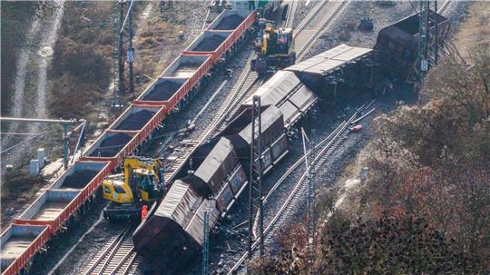 Der entgleiste Güterzug lag nach dem Unfall in einem Gleisbett. (Archivbild)