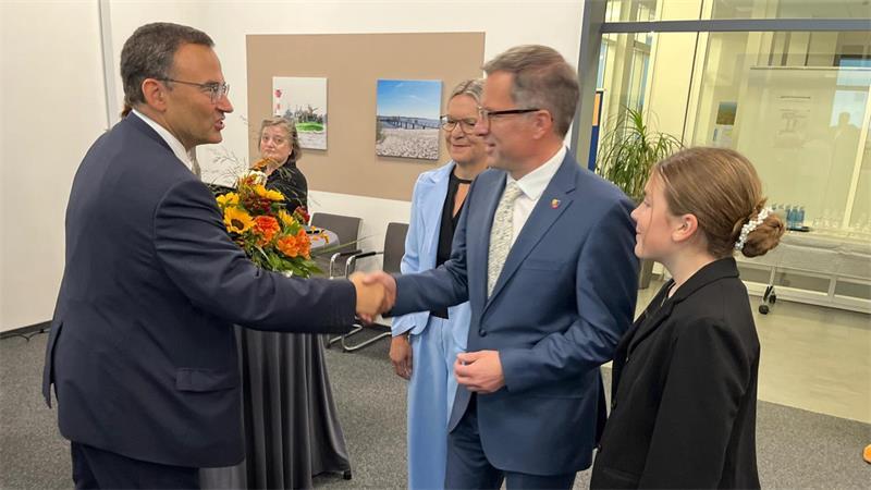 Der entscheidende Moment: Kreiswahlleiter Thorsten Heinze gratuliert Landrat Kai Seefried (links) zum Sieg am 13. September.