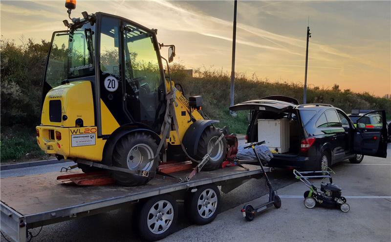 Der entwendete Radlader wurde auf der Autobahn sichergestellt. Foto: Polizei