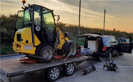 Der entwendete Radlader wurde auf der Autobahn sichergestellt. Foto: Polizei