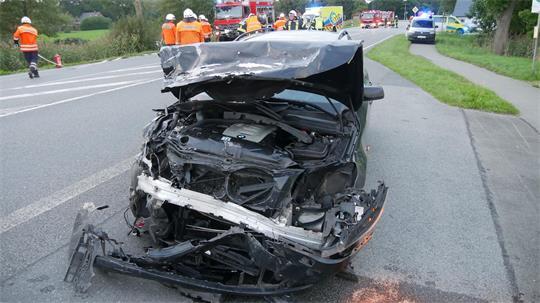 Der erheblich beschädigte BMW bleibt nach dem Unfall auf der B73 in Wingst auf der Fläche einer Bushaltestelle stehen.