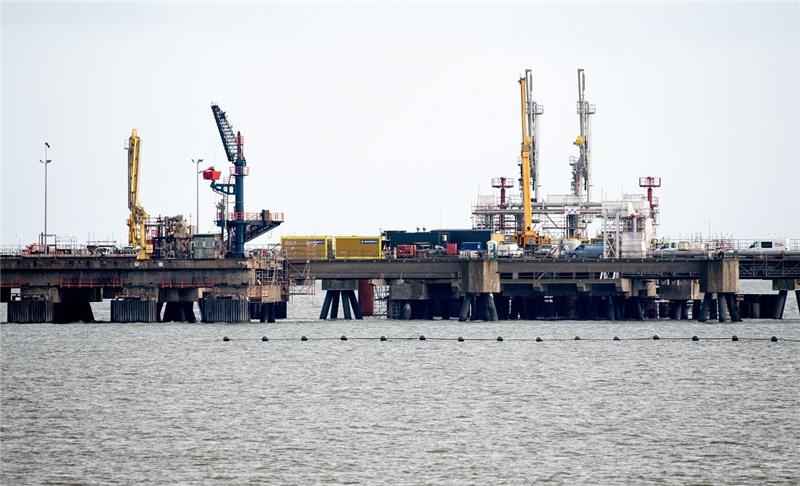 Pipeline für LNG-Terminal fast fertig - Gas vor Weihnachten erwartet Der erste Anleger für Flüssigerdgas (LNG) in Deutschland ist im November fertiggestellt worden. In der kommenden Woche soll ein beladenes Spezialschiff, eine sogenannte schwimmende Speicher- und Regasifizierungsanlage (FSRU), an dem Landungsplatz anlegen. Foto: Hauke-Christian Dittrich/dpa