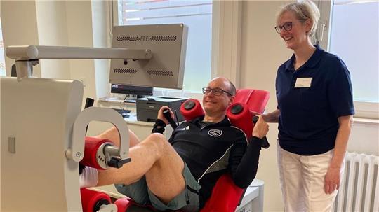 Der erste EAP-Patient Carsten Gwildies an den neuen Geräten - mit seiner Physiotherapeutin Kerstin Brünjes.