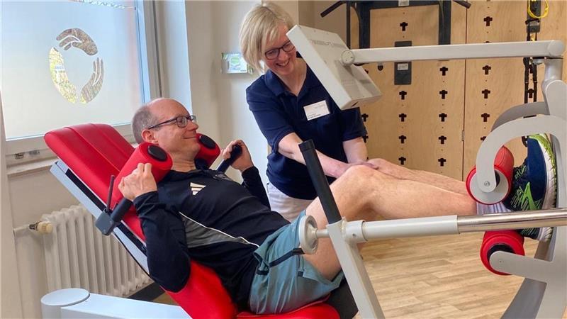 Der erste EAP-Patient Carsten Gwildies an den neuen Geräten - mit seiner Physiotherapeutin Kerstin Brünjes.