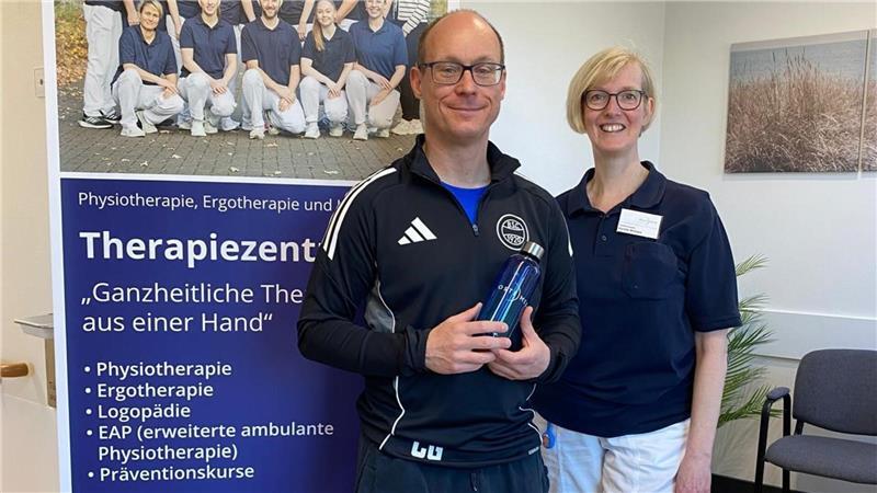 Der erste EAP-Patient Carsten Gwildies wird von seiner Therapeutin begrüßt und erhält eine kleine Aufmerksamkeit.