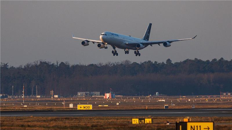 Der erste Evakuierungsflug im Auftrag der Bundesregierung war am frühen Donnerstagmorgen am Frankfurter Flughafen gelandet. 