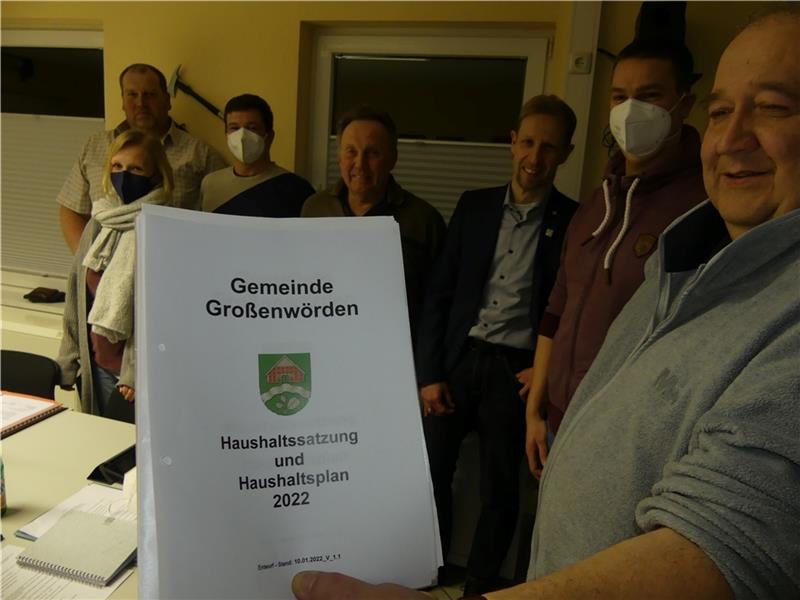 In Großenwörden wird das Geld immer knapper Der erste Haushaltsplan, den das Großenwördener Kommunalparlament unter dem Ratsvorsitz des neuen Bürgermeisters Martin Doerksen (rechts) beschlossen hat. Foto: Knappe
