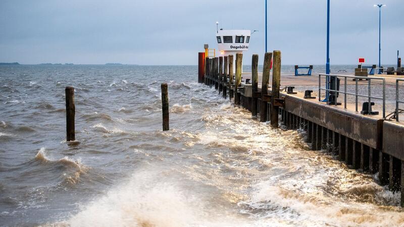 Sturm: Weiterhin Warnung für den Kreis Stade – Sprinter steckt im Wasser fest Der erste Herbststurm der Saison soll sich gegen Nachmittag wieder beruhigen.