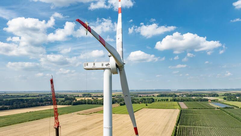 Kraft von einer Tonne: Forscher testen Rotorblätter in Krummendeich Der erste Seilzug-Test für die Rotorblätter der Windkraftanlagen im Forschungswindpark in Krummendeich.