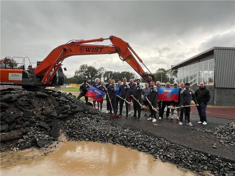 Spatenstich für D/A-Vereinsheim – Streit zwischen van Lessen und Gooßen geht weiter Der erste Spatenstich für das neue Vereinsheim von D/A. Leichtathletikanlagen auf dem Sportplatz, die von den Bauarbeiten betroffen sind, müssen bis Ende Oktober von D/A neu errichtet werden, die Gemeindeverwaltung legt den neuen Standort f