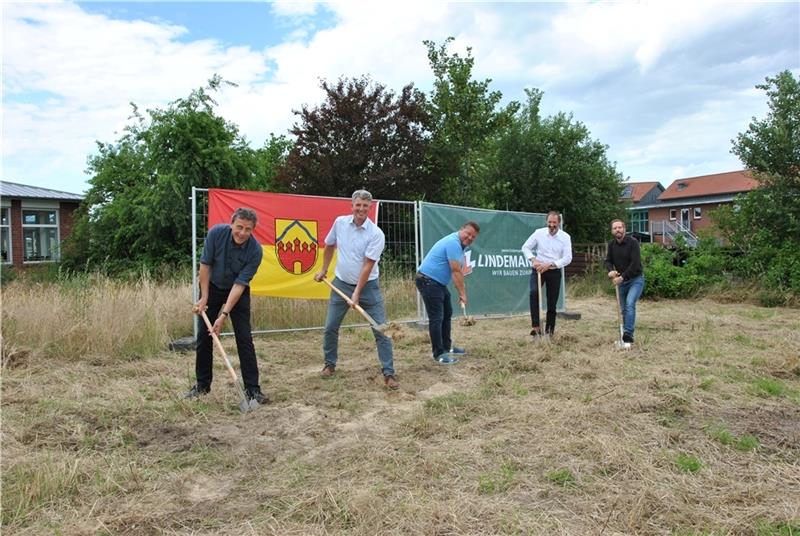 Spatenstich für Erweiterungbau an der Oberschule Horneburg Der erste Spatenstich wird von Michael Werner, Matthias Herwede, Ulrich Mayntz, Niels Schütte und Christoph Frenzel (von links) zelebriert. Foto: Lohmann