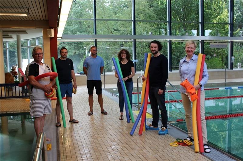 Der erste Tag des Projekts „Buxtehude schwimmt“ – sie freuen sich, dass es losgeht (von links): Hans-Georg Feller und Nicki Hinrichs, ehrenamtliche Trainer der SG Buxtehude Altkloster, Sven Reinhardt, Schwimmlehrer und Konrektor an der Real