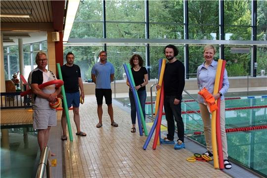 Der erste Tag des Projekts „Buxtehude schwimmt“ – sie freuen sich, dass es losgeht (von links): Hans-Georg Feller und Nicki Hinrichs, ehrenamtliche Trainer der SG Buxtehude Altkloster, Sven Reinhardt, Schwimmlehrer und Konrektor an der Real