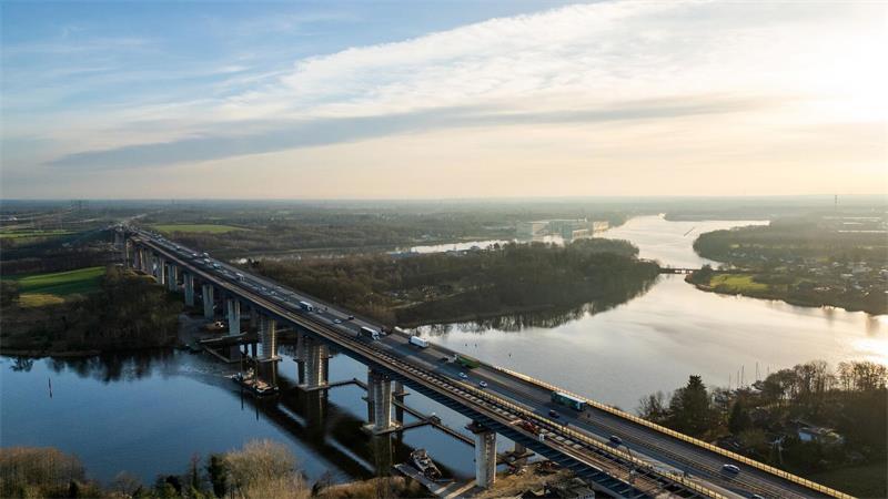 Lückenschluss für neue Rader Hochbrücke Der erste Teil der neuen Rader Hochbrücke soll Ende des Jahres befahrbar sein. (Archivbild)