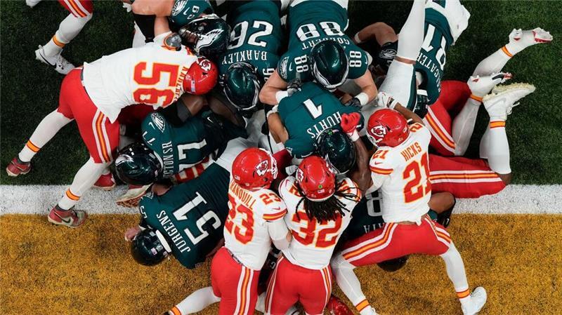Eagles stoppen Chiefs im Super Bowl: „Das war es alles wert“ Der erste Touchdown von vielen: Jalen Hurts (Nummer eins) schiebt sich in die Endzone.