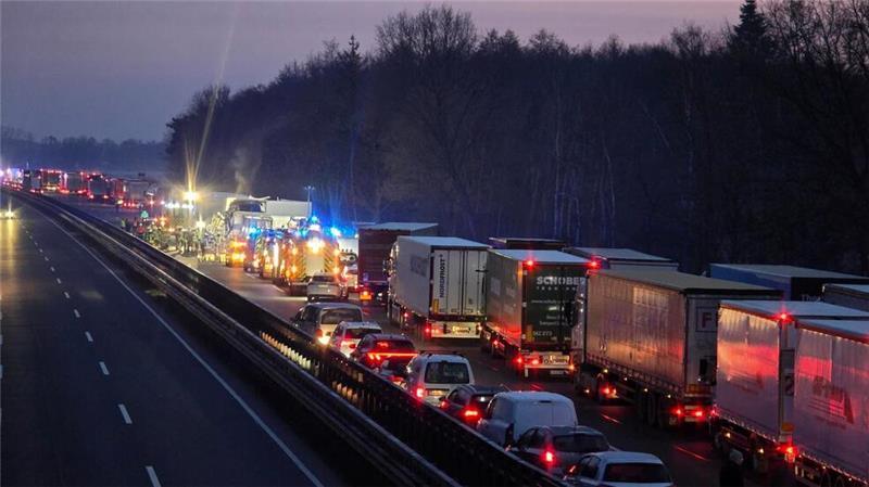 Drei Tote bei Unfällen auf A1 - teils an Stauende Der erste Unfall löste einen Stau aus, an dessen Ende es zu weiteren tödlichen Unfällen kam.