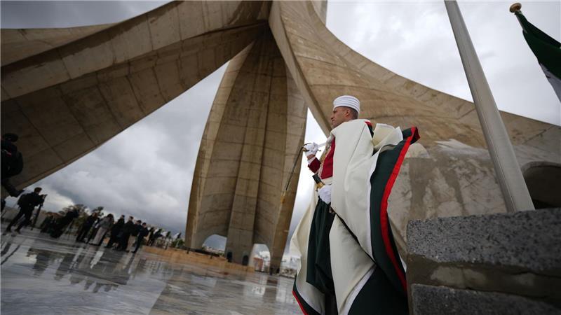 Papst setzt sich gegen Trump zur Wehr Der erste Weg führte den Papst in Algier zu einem Denkmal.