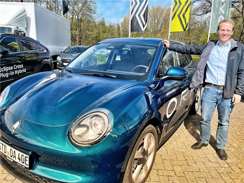 Der erste der neuen Chinesen fährt schon, sagt Borris Wiebusch, der hier beim Autohaus Wiebusch in Hedendorf den neuen Ora zeigt. Fotos: Richter